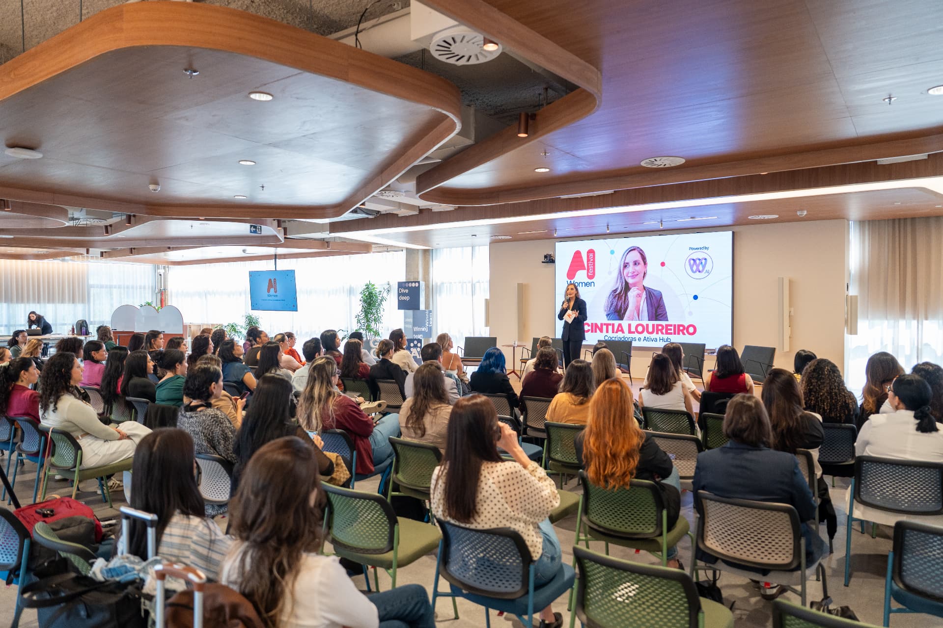 Foto — Cintia Loureiro (Cocriadoras e Ativa Hub) durante apresentação