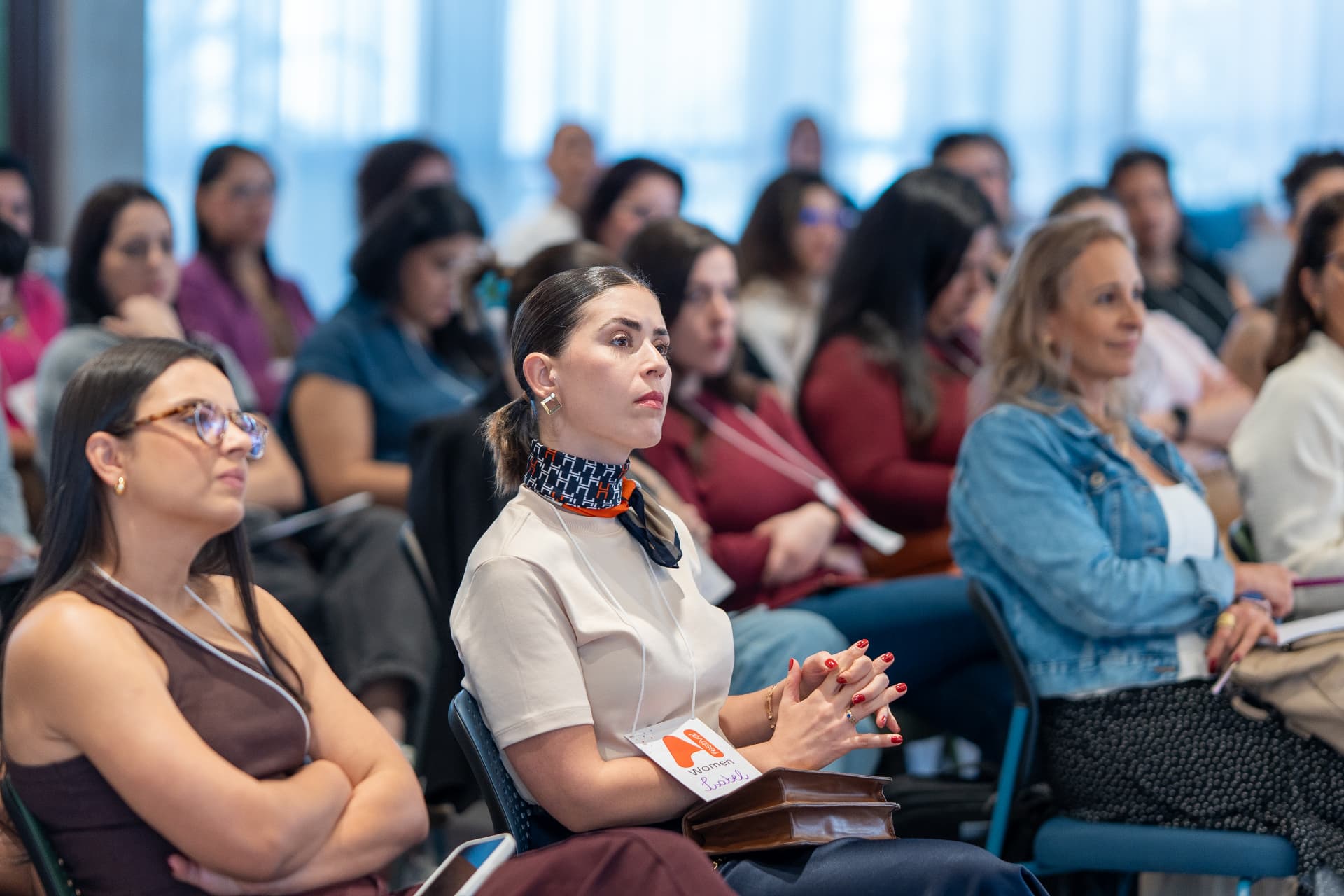 Foto — Público acompanha a programação do AI Festival Women