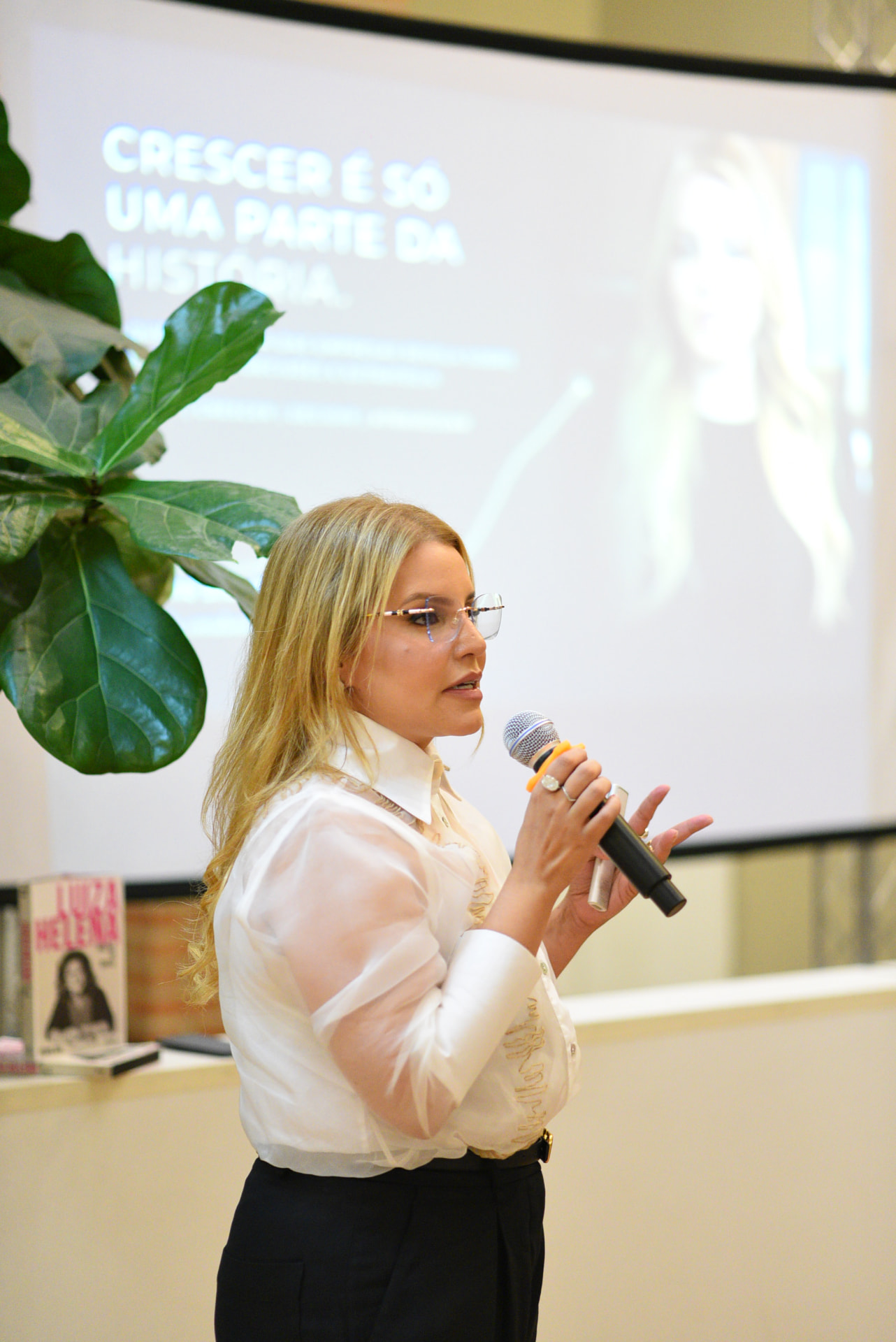 Foto — Caroline Silva Morimoto durante sua palestra no Walkin’ Night Bauru