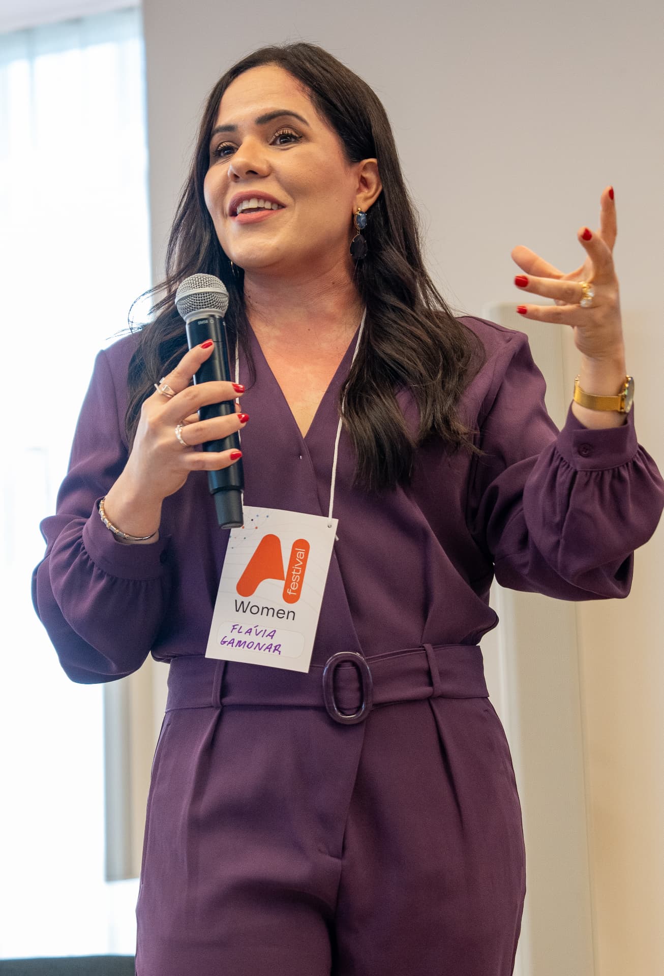 Foto — Flávia Gamonar durante sua apresentação
