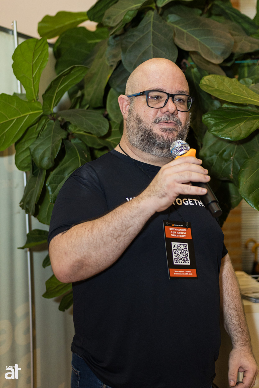 Thiago Vendrami com o microfone durante a 10ª edição do Walkin’ Night Bauru